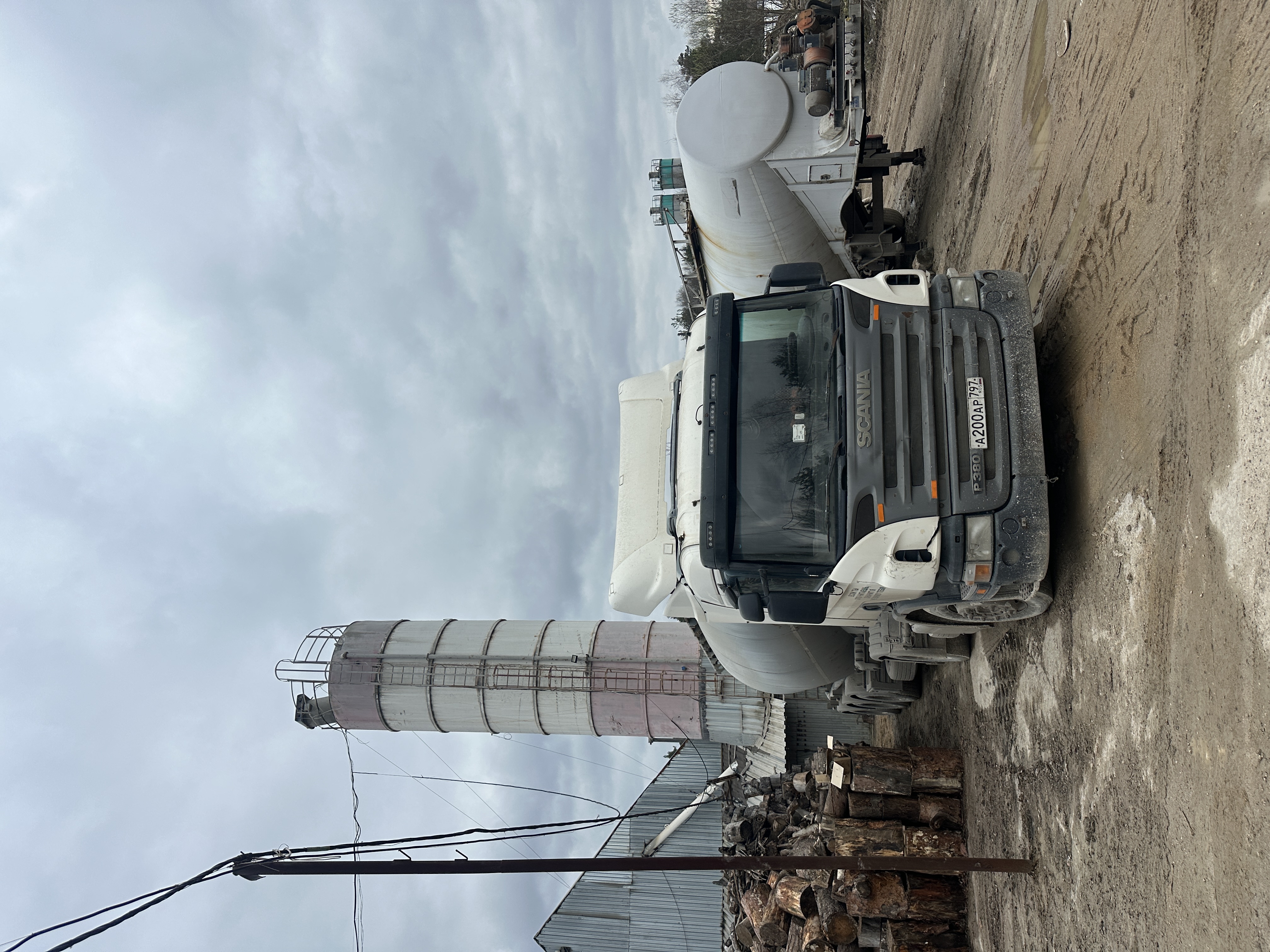 Автобетоносмеситель Scania у силоса БСУ Триумф-М в Нахабино — готовится к отгрузке бетона
