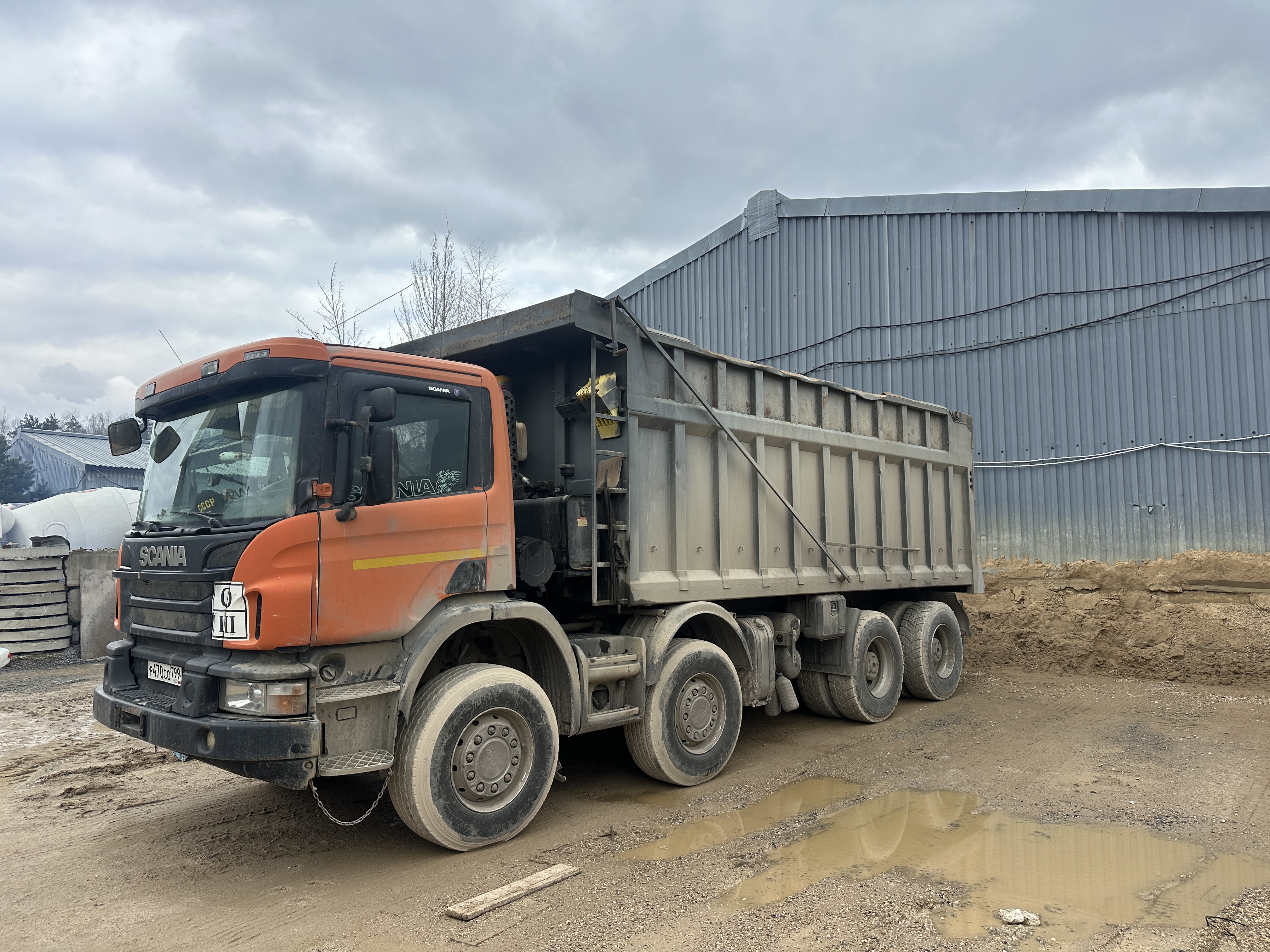 Самосвал Scania для доставки сыпучих материалов — песок, щебень — Триумф-М