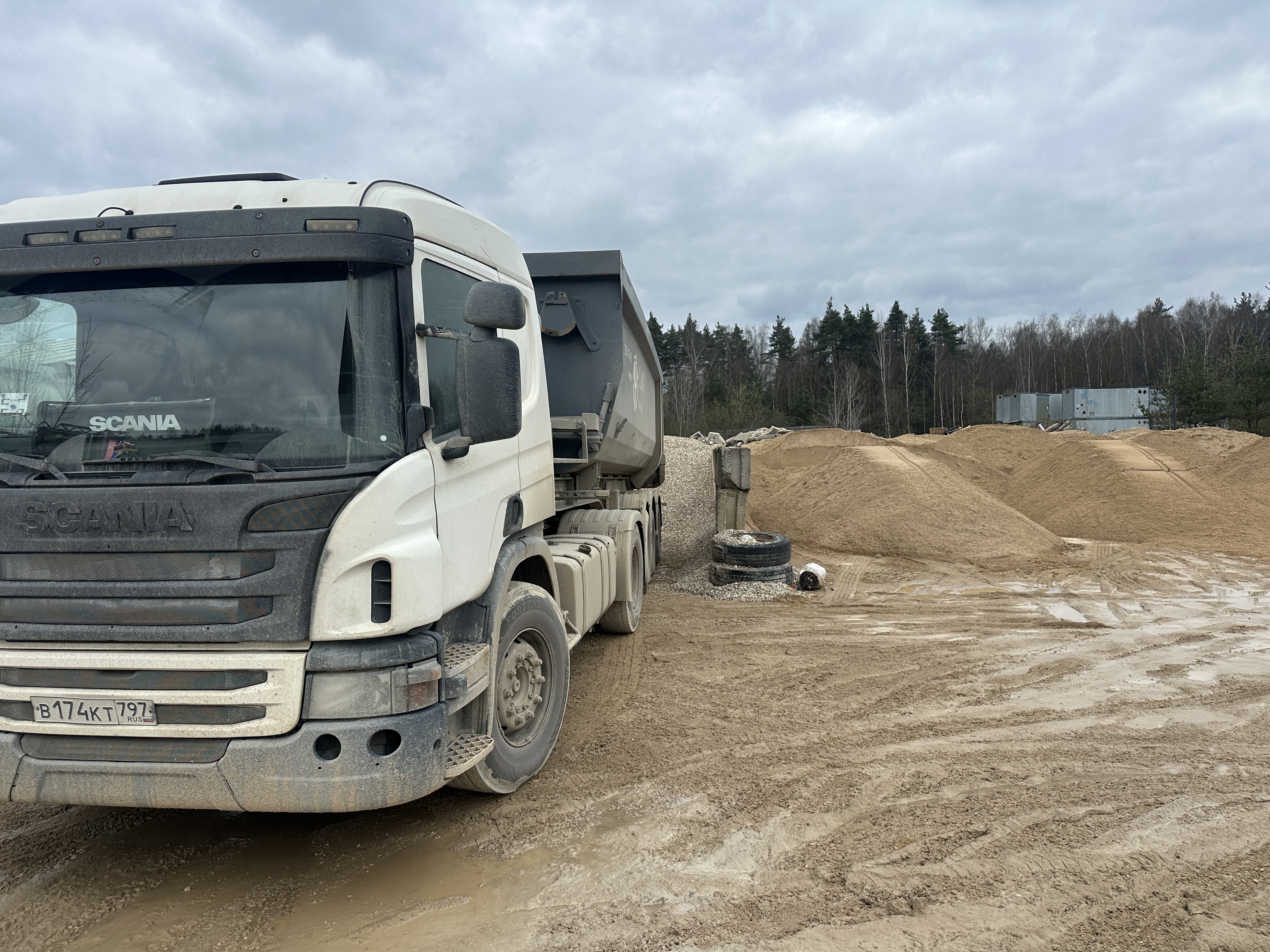 Автобетоносмеситель Scania на производственной площадке завода бетона Триумф-М